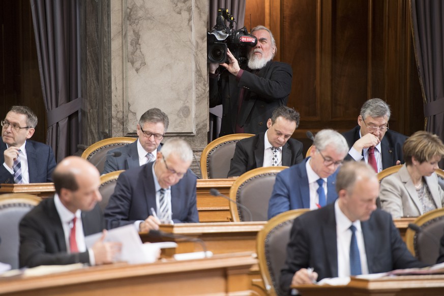 Ein Kameramann der SRG-SSR filmt die Debatte im Staenderat an der Fruehlingssession der Eidgenoessischen Raete, am Mittwoch, 8. Maerz 2017 im Staenderat in Bern. (KEYSTONE/Anthony Anex)