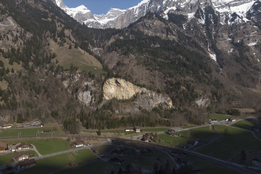 ARCHIV - ZUR WINTERSESSION 2019 MIT DEM THEMA MITHOLZ, STELLEN WIR IHNEN FOLGENDES BILDMATERIAL ZUR VERFUEGUNG - Das Gebiet um das ehemalige Munitionslager in Mitholz am Montag, 15. April 2019. Vom eh ...