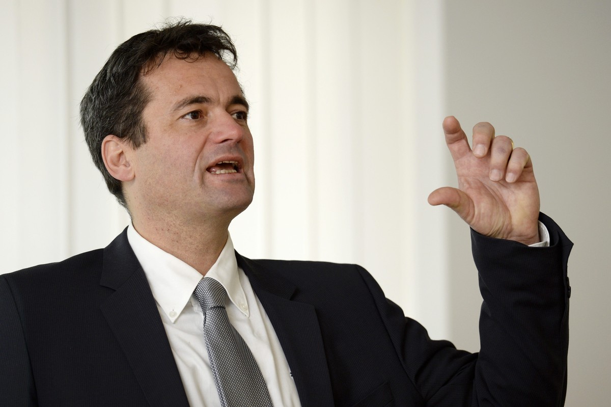 Rudolf Minsch, Chefoekonom economiesuisse, referiert anlaesslich einer Pressekonferenz "Wirtschaftslage und konjunktureller Ausblick 2014", am Montag, 2. Dezember 2013, in Zuerich. (KEYSTONE ...