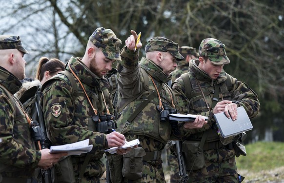 ARCHIVBILD ZUR MELDUNG, DASS DER BUNDESRAT 2021 IM RAHMEN DER ARMEEBOTSCHAFT RUND 2,3 MILLIARDEN IN DIE ARMEE INVESTIEREN WILL, AM DONNERTAG, 18. FEBRUAR 2021 - Soldaten der Schweizer Armee bei einer  ...