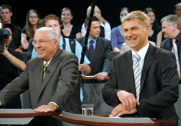 Mit meinem Bruder über Identifikation und Fussball diskutieren. Alt-Bundesrat Christoph Blocher, links, und SVP-Praesident Toni Brunner, sind guter Dinge, kurz vor Beginn der Sendung