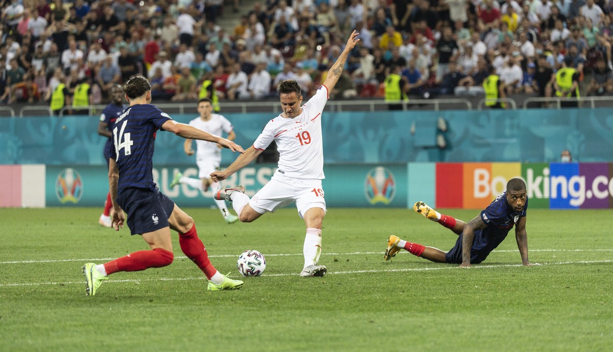 ALTERNATE CROP OF AMX-849:JCB491 - Switzerland's forward Mario Gavranovic, center, scores the equalizer to 3:3 against France's midfielder Adrien Rabiot, left, and defender Presnel Kimpembe, ...