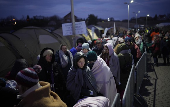 FILE - Refugees fleeing war in neighboring Ukraine queue at the Medyka border crossing, Poland, Thursday, March 10, 2022. (AP Photo/Daniel Cole, File)
Migration EU Asylum