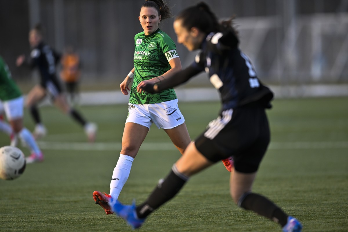 St. Gallens Valeria Iseli, links, im Fussballspiel der Women's Super League zwischen dem FC St. Gallen-Staad und dem Grasshopper Club Zuerich, am Samstag, 12. Februar 2022, im Gruendenmoos in St. ...