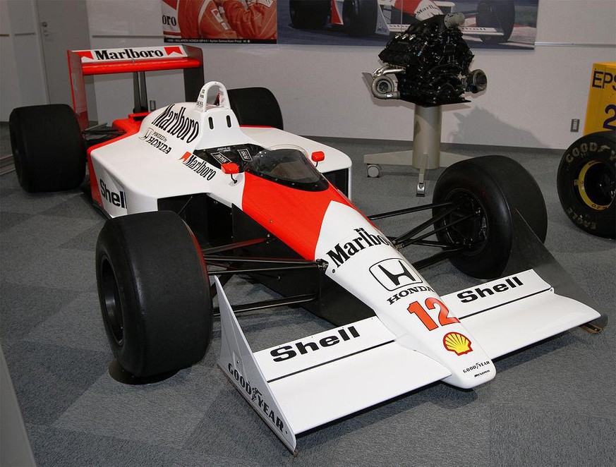 mclaren mp4/4 gordon murray ayrton senna formel 1 1980s https://en.wikipedia.org/wiki/McLaren_MP4/4#/media/File:McLaren_MP4-4_front-right_Honda_Collection_Hall.jpg