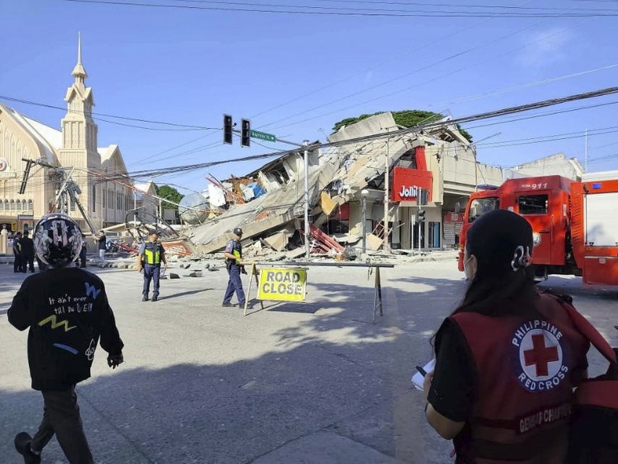 epa13023691 A handout photo made available by the Philippine Red Cross shows damage on a building including a fastfood establishment following an earthquake in General Santos City, southern Philippine ...