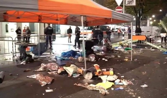Diese 16 Bilder und Videos zeigen die Räumung des Bundesplatzes
Toll. Umwelt ist dann wohl nicht so wichtig.