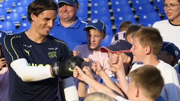 Switzerland&#039;s goalkeeper Yann Sommer cheers with local spectators after a training session of the Switzerland&#039;s national soccer team at the Torpedo Stadium, in Togliatti, Russia, Saturday, J ...