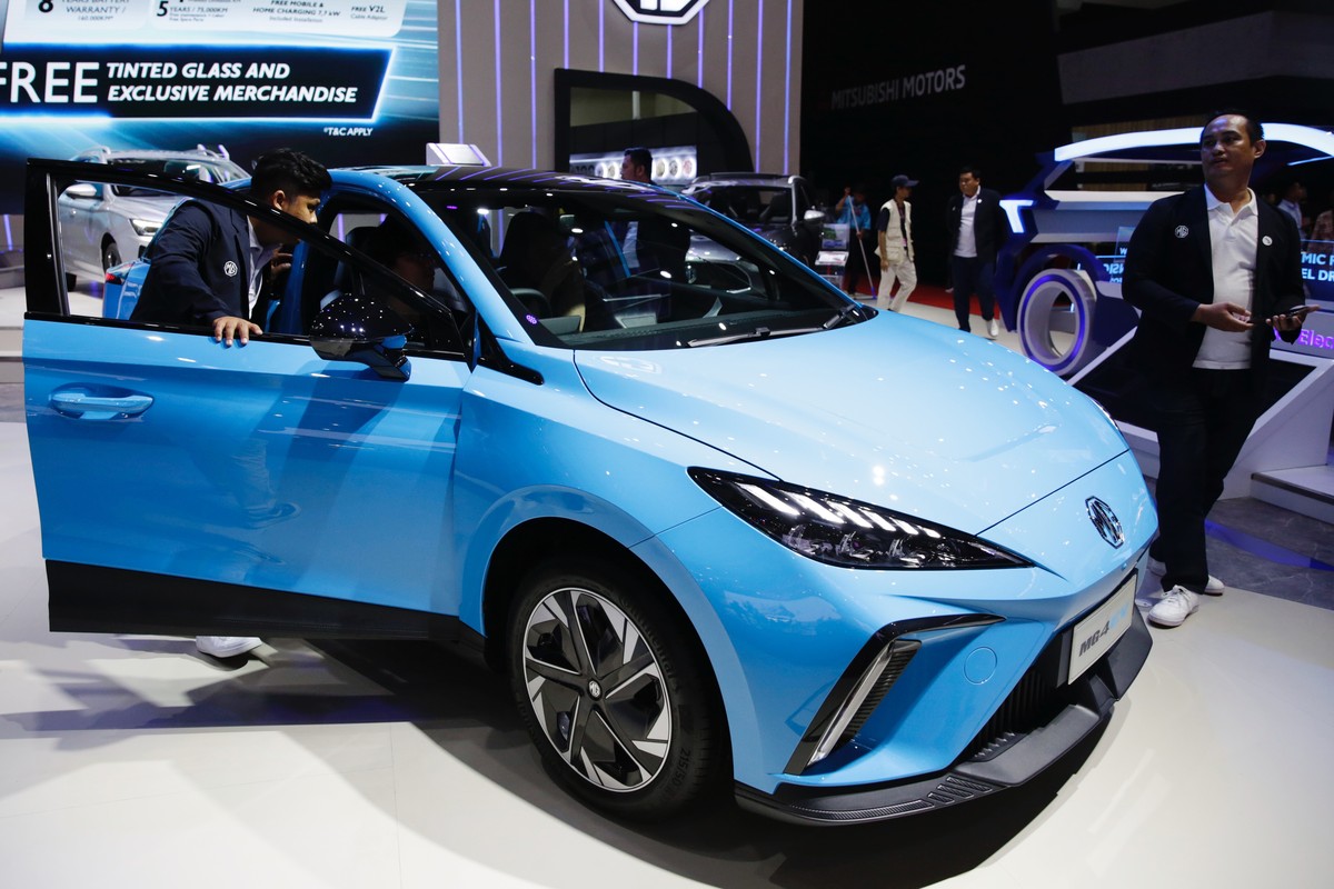 epa11165733 Visitors check a 'MG 4 Ev' electric car during the 2024 Indonesia International Motor Show in Jakarta, Indonesia, 19 February 2024. The 2024 Indonesia International Motor Show ru ...