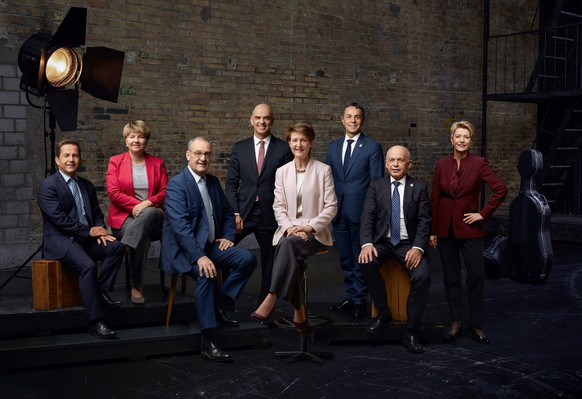 HANDOUT - Das offizielle Bundesratsfoto 2020 mit Bundeskanzler Walter Thurnherr und den Bundesraeten Viola Amherd, Guy Parmelin, Alain Berset, Simonetta Sommaruga, Ignazio Cassis, Ueli Maurer und Kari ...