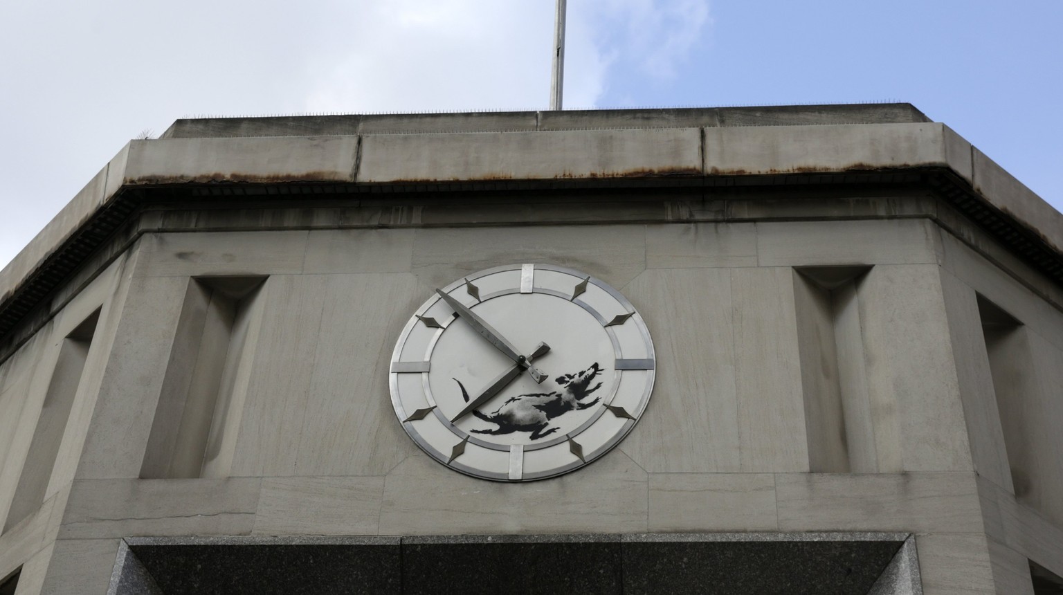 epa06606933 A new street art work by Banksy, the anonymous British street artist is of a rat In the inner portion of a clock above a closed former bank building on 14th Street and 6th Avenue in New Yo ...