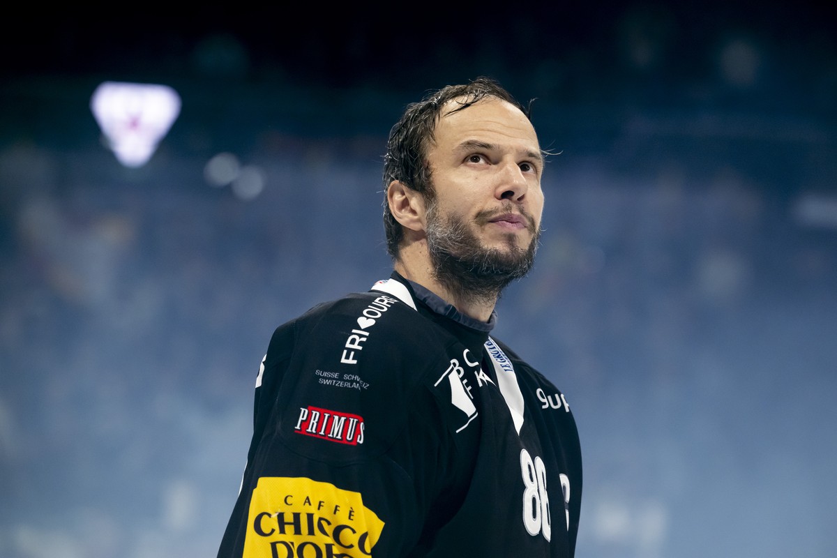 Julien Sprunger (HCFG) prior to the fifth leg of the National League semifinal playoff game of the Swiss Championship between Fribourg-Gotteron, HCFG, and Geneve-Servette HC, GSHC, at the ice stadium  ...