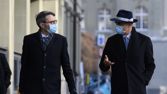 Lukas Engelberger, Praesident der Konferenz der kantonalen Gesundheitsdirektorinnen und -direktoren (GDK), links, und Bundesrat Alain Berset, rechts, kommen zu einer Medienkonferenz zur Covid-19 Situa ...