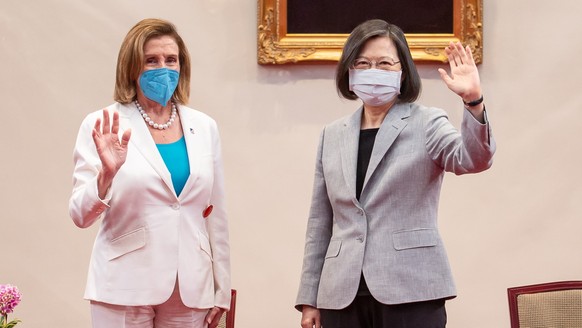 epa10103543 A handout photo made available by the Taiwan Presidential office shows Taiwan President Tsai Ing-wen (R) and US House Speaker Nancy Pelosi waving as they pose for photos during their meeti ...
