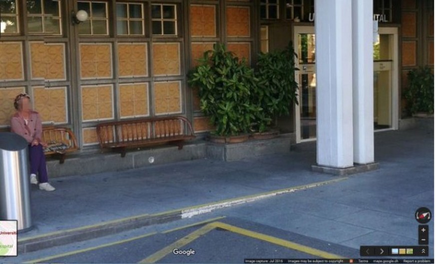 Der Haupteingang des Universitätsspitals Zürich: Google zeigt unverpixelt eine Person. Wir zeigen sie verpixelt.&nbsp;