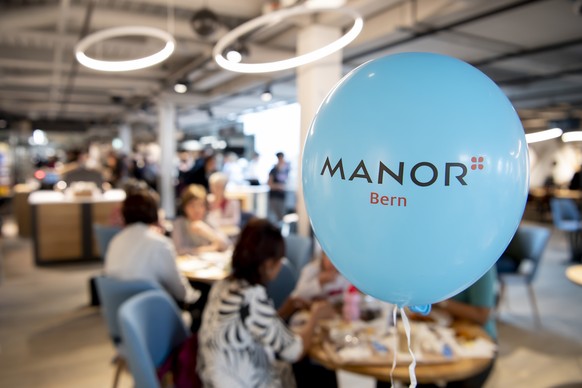 Ein blauer Luftballon mit Logo, fotografiert an der offiziellen Eroeffnung des neuen Manor Store, am Donnerstag, 25. April 2019 in Bern. (KEYSTONE/Anthony Anex)