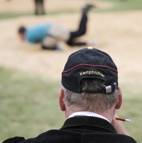 Ein Kampfrichter verfolgt einen Kampf beim Bernisch-Kantonalen Schwingfest, am Sonntag, 23. August 2015 in Seedorf. (KEYSTONE/Peter Klaunzer)