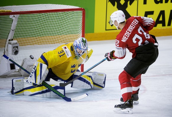 epa06753320 Anders Nilsson of Sweden saves the last shot from Nino Niederreiter of Switzerland in the IIHF World Championship ice hockey finale between Sweden and Switzerland in Royal Arena in Copenha ...