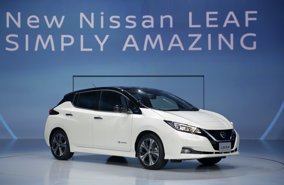 epa06186835 Nissan Motor Corp. unveils its new electric vehicle 'LEAF' during the world premiere at Makuhari Messe in Chiba, east of of Tokyo, Japan, 06 September 2017. The vehicle will be a ...