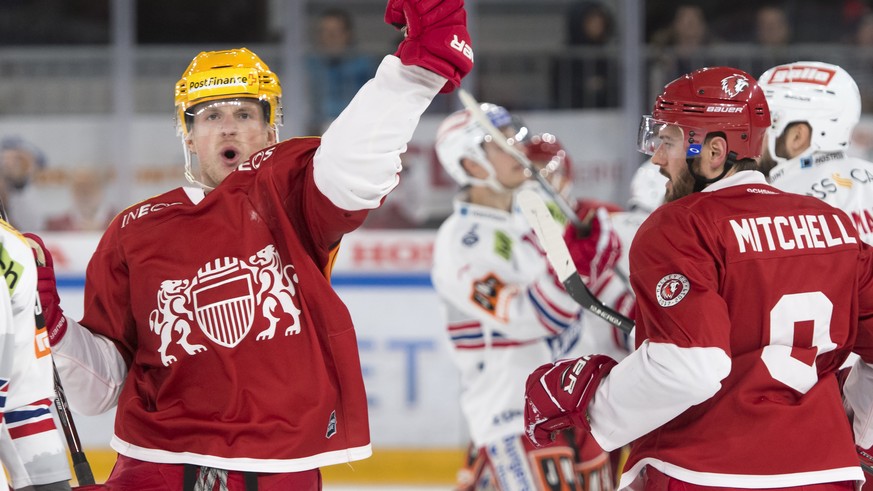 Le Top Scorer lausannois Joel Vermin, gauche, celebre le 3eme but devant l&#039;attaquant lausannois Torrey Mitchell, droite, lors de la rencontre du championnat suisse de hockey sur glace de National ...