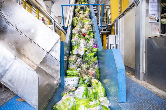 Gefuellte und von den Kunden abgegebene Plastikrecycling-Saecke der Migros Zentralschweiz werden in der Betriebszentrale in Dierikon gepresst und fuer die Weiterverarbeitung bereitgemacht, am Montag,  ...