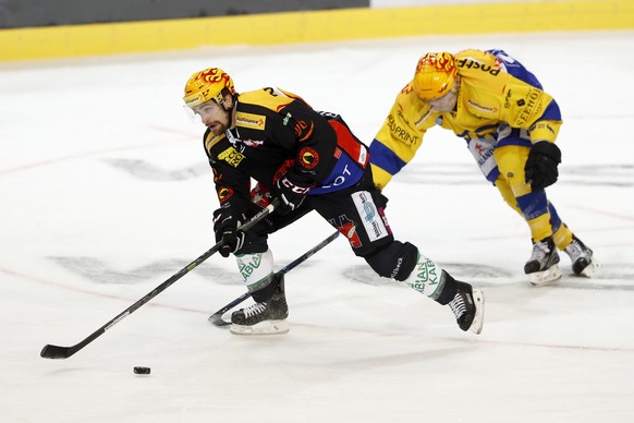 Berns Topscorer Mark Arcobello, links, und Davos Topscorer Perttu Lindgren, im Eishockey Meisterschaftsspiel der National League A zwischen dem SC Bern und dem HC Davos, am Freitag, 21. Oktober 2016,  ...