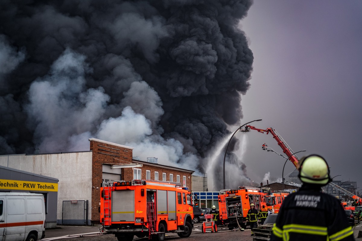 epaselect epa10566214 Firefighters try to extinguish a fire burning at a warehouse in the Rothenburgsort district of Hamburg, Germany, 09 April 2023. Residents have been warned of heavy smoke and poss ...