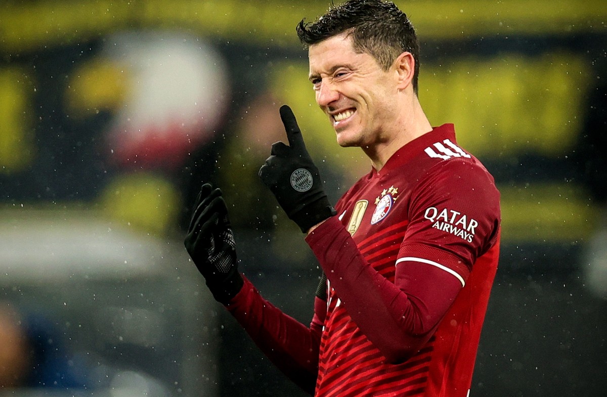 epa09621730 Bayern's Robert Lewandowski reacts during the German Bundesliga soccer match between Borussia Dortmund and FC Bayern Muenchen in Dortmund, Germany, 04 December 2021. EPA/FRIEDEMANN VO ...