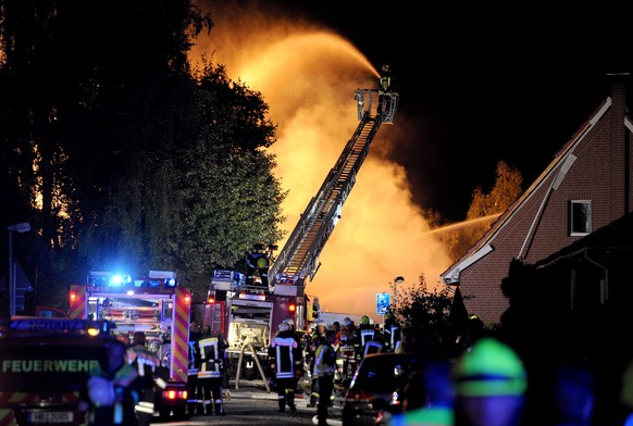 Rund 300 Feuerwehrleute und etwa 50 Polizisten waren am Unglücksort im Einsatz.