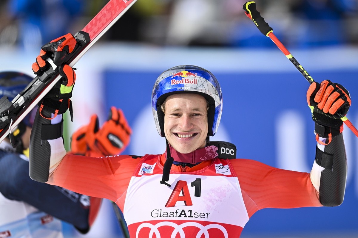 epa10260691 Winner Marco Odermatt of Switzerland celebrates after the second round of the Men's Giant Slalom race of the FIS Alpine Ski World Cup season opener on the Rettenbach glacier in Soelde ...