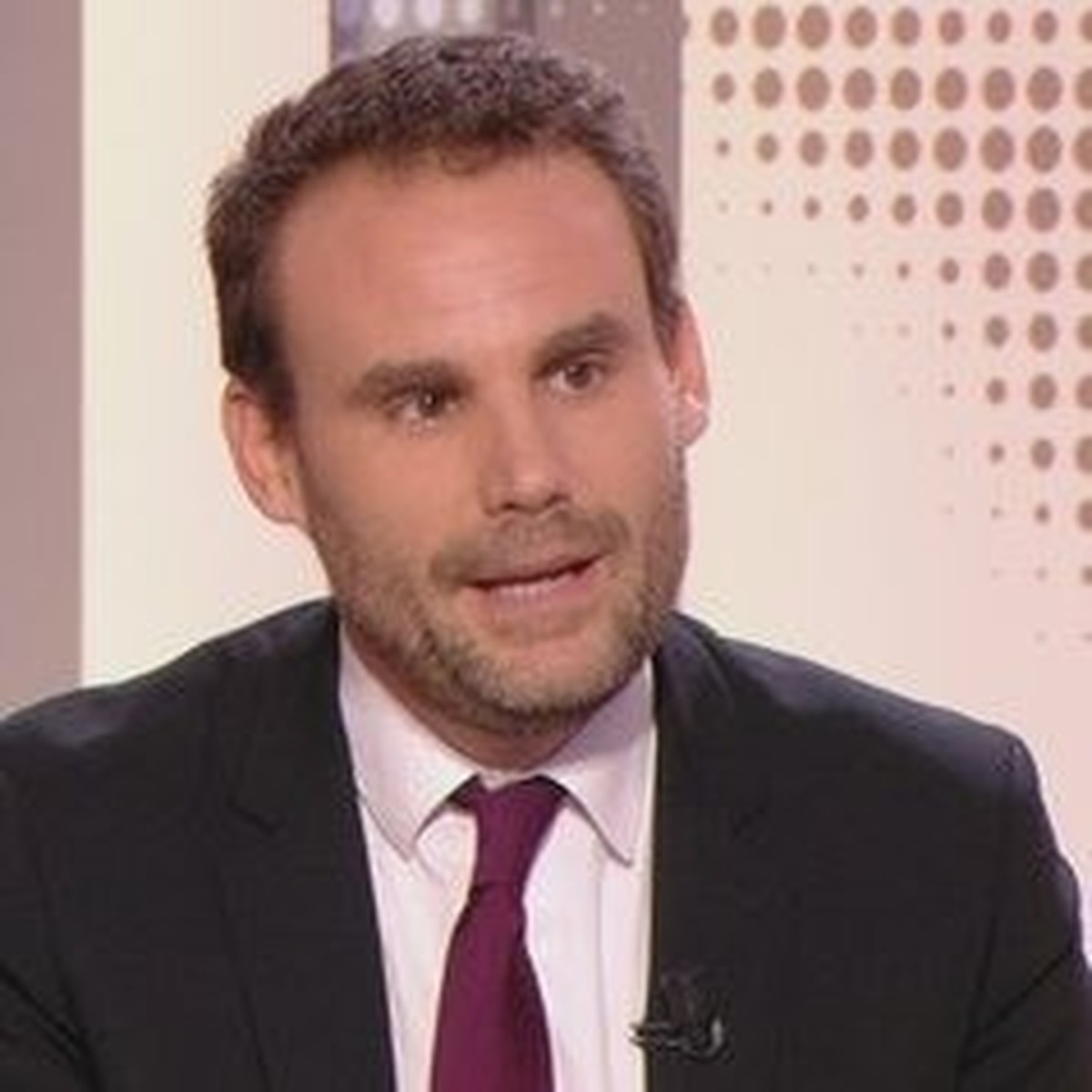 Cyrille Bret: Enarque et normalien, auditeur de l'institut des hautes études de défense nationale (IHEDN). Agrégé de philosophie et docteur, il a enseigné notamment à l'ENS, à l'univers ...
