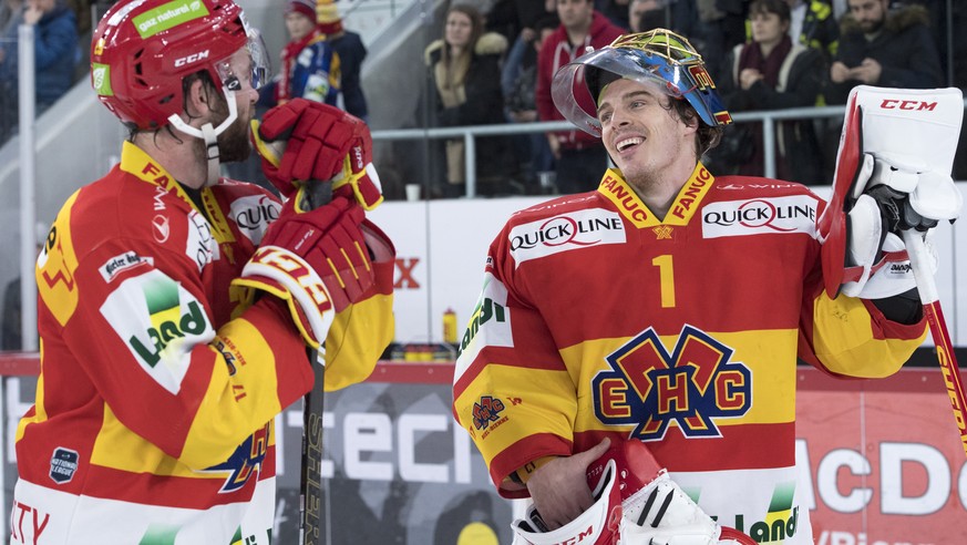 Biels Beat Forster, links, und Biels Goalie Jonas Hiller, rechts, jubeln nach dem Sieg (2-0), beim Eishockey Meisterschaftsspiel der National League A zwischen den HC Biel und dem HC Fribourg Gotteron ...