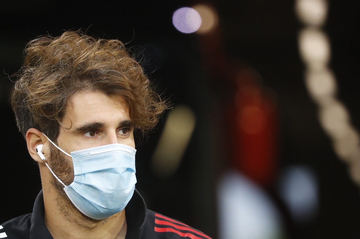 epa08477872 Bayern Munich's Javi Martinez wearing a protective face mask arrives for the German DFB Cup semi final soccer match between Bayern Munich and Eintracht Frankfurt in Munich, Germany, 1 ...