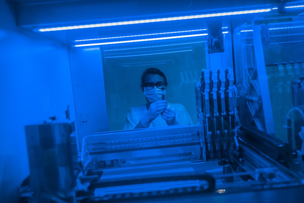 Eine Laborantin verwendet ein COBAS-Analysegeraet zur Erkennung von Mutationen des Coronavirus bei PCR-Tests im EOLAB in Bellinzona, am Freitag, 22. Januar 2021. (KEYSTONE/Ti-Press/Pablo Gianinazzi)