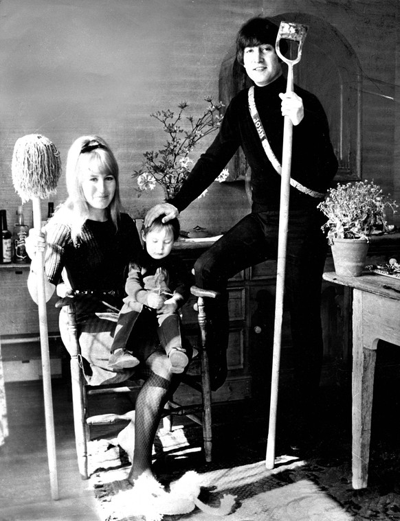 Bildnummer: 53354132 Datum: 09.08.1968 Copyright: imago/ZUMA/Keystone
Aug 09, 1968; London, UK; Beatle JOHN LENNON with his wife CYNTHIA &amp; son JULIAN in their secret home just outside London. Lon ...