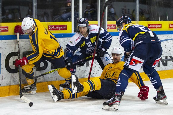 SC Rapperswil-Jona Lakers Stuermer Andrew Rowe, von links, HC Ambri-Piotta Stuermer Daniele Grassi, SC Rapperswil-Jona Lakers Verteidiger Igor Jelovac und HC Ambri-Piotta Verteidiger Tobias Fohrler ka ...