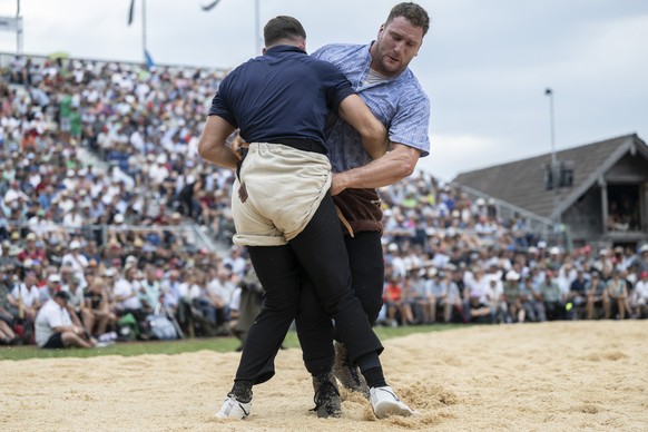 Armon Orlik, rechts, und Michael Moser stellen im fuenften Gang beim traditionellen Schwaegalp Schwinget, am Sonntag, 16. August 2026, auf der Schwaegalp in Hundwil. (KEYSTONE/Gian Ehrenzeller)