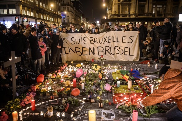 epaselect epa05226256 People gather at Bourse square to pay tribute to the victims of the terror attacks that occured earlier in the day, in Brussels, Belgium, 22 March 2016. Security services are on high alert following two explosions in the departure hall of Zaventem Airport and later one at Maelbeek Metro station in Brussels. Many people have died and more have been injured in the terror attacks, which Islamic State (IS) has since claimed responsibility for. EPA/CHRISTOPHE PETIT TESSON EPA/CHRISTOPHE PETIT TESSON