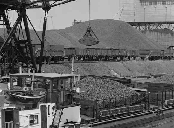 Bis in die 1960er-Jahre dominierten grosse Kohlelager im Hafen Basel-Kleinhüningen.
https://www.sbbarchiv.ch/detail.aspx?ID=311721