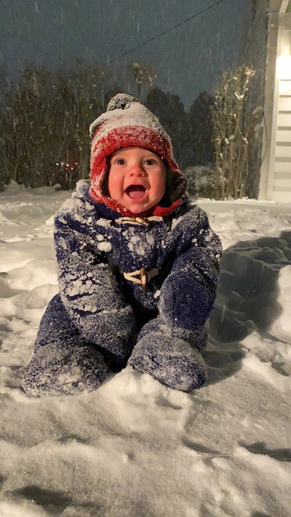 zum ersten mal schnee sehen

https://www.reddit.com/r/myfirstsnow/comments/18bf7ea/my_sons_first_time_in_the_snow/