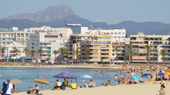 Strandszene an der Playa de Palma und Bucht von Palma im Sommer 2023Strandszene an der Playa de Palma und Bucht von Palma im Sommer 2023, Palma Mallorca Spanien Playa de Palma *** Beach scene at the P ...