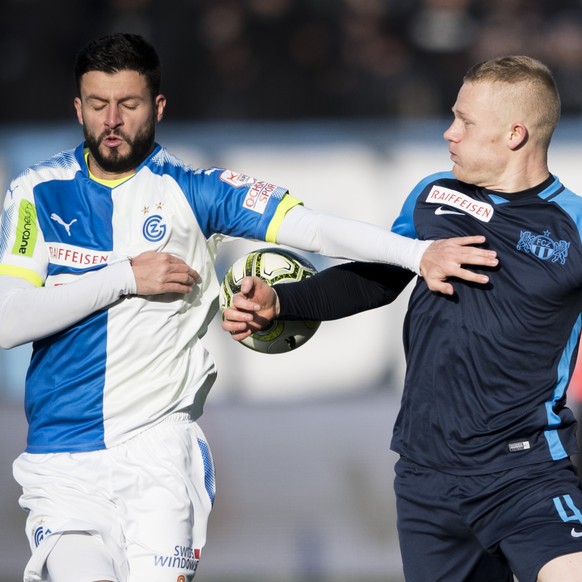 Grasshopper Marco Djuricin, links, spielt um den Ball gegen Zuerichs Rasmus Thelander, rechts, im Fussball Meisterschaftsspiel der Super League zwischen dem Grasshopper Club Zuerich und dem FC Zuerich ...