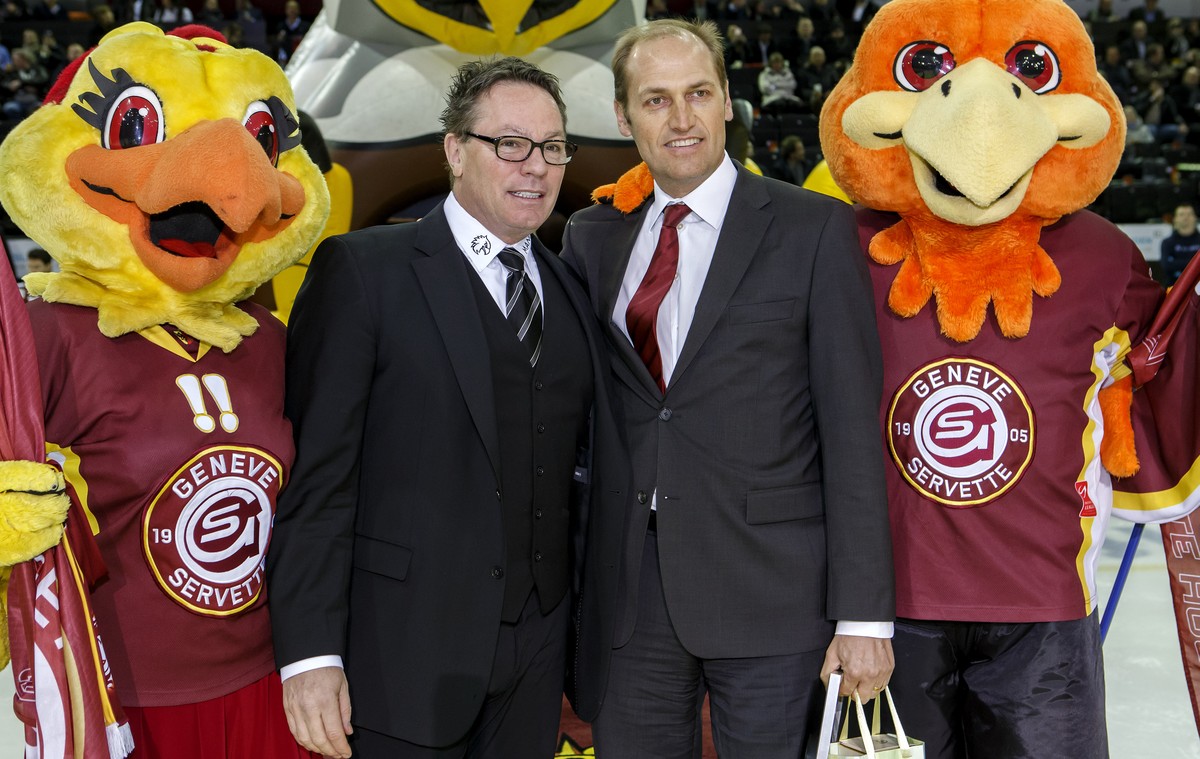 Geneve-Servette&amp;#039;s Head coach Chris McSorley, left, and Hugh Quennec, President of Geneve-Servette HC, right, pose for the photographers, prior the second leg of the Playoffs quarterfinals gam ...