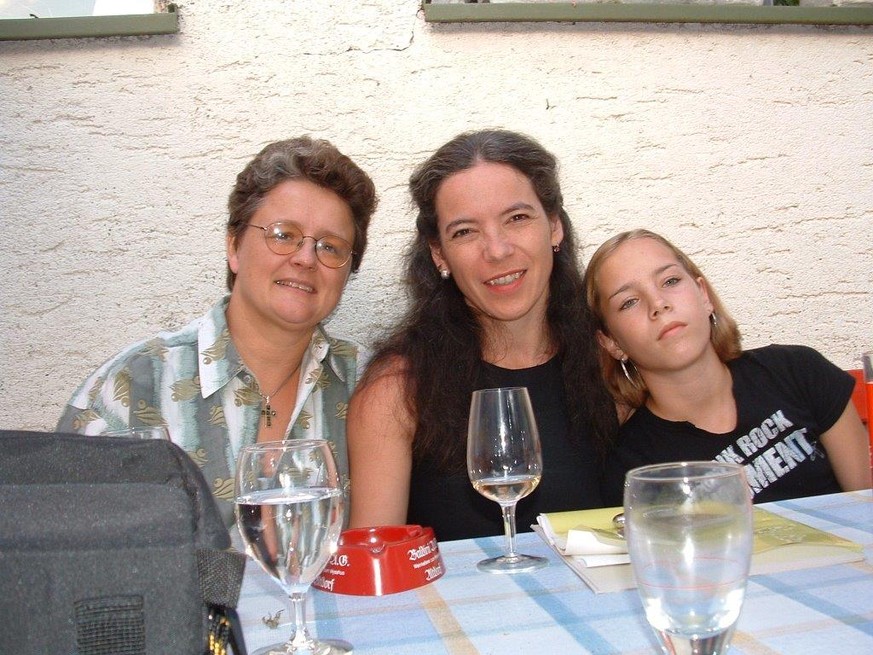 Joëlle (ganz rechts) im Teenageralter zusammen mit ihrer Mutter (mitte) und deren Partnerin. 