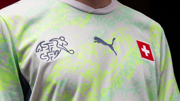 PUMA und der Schweizerische Fussballverband (SFV) 
präsentieren das neue Auswärtstrikot der Schweizer Nationalteams. Das moderne Design wurde vom 
Schweizer Reisepass inspiriert. Dabei orientiert sich ...