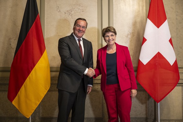 epa10730113 Swiss Federal Councilor Viola Amherd (R) receives German Defense Minister Boris Pistorius at the DA-CH meeting of German-speaking defense ministers in Bern, Switzerland, 06…