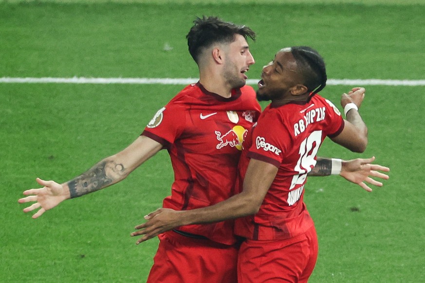 epaselect epa10671461 Dominik Szoboszlai (L) and Christopher Nkunku (R) of RB Leipzig celebrate winning the German DFB Cup final soccer match between RB Leipzig and Eintracht Frankfurt, in Berlin, Ger ...