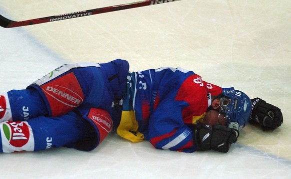 Patrik Baertschi, von Kloten, bleibt mit einer Hirnerschuetterung am Boden liegen und faellt fuer den Rest des Spiels aus, beim NLA Eishockey Meisterschaftsspiel der Kloten Flyers gegen die ZSC Lions  ...