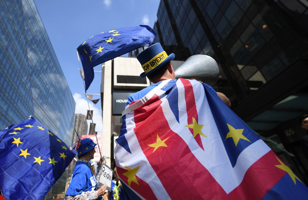 epa07538137 Pro EU campaigners outside the British Labour Party's national executive committee (NEC) offices in central London, Britain, 30 April 2019. Reports state that the NEC will discuss whe ...