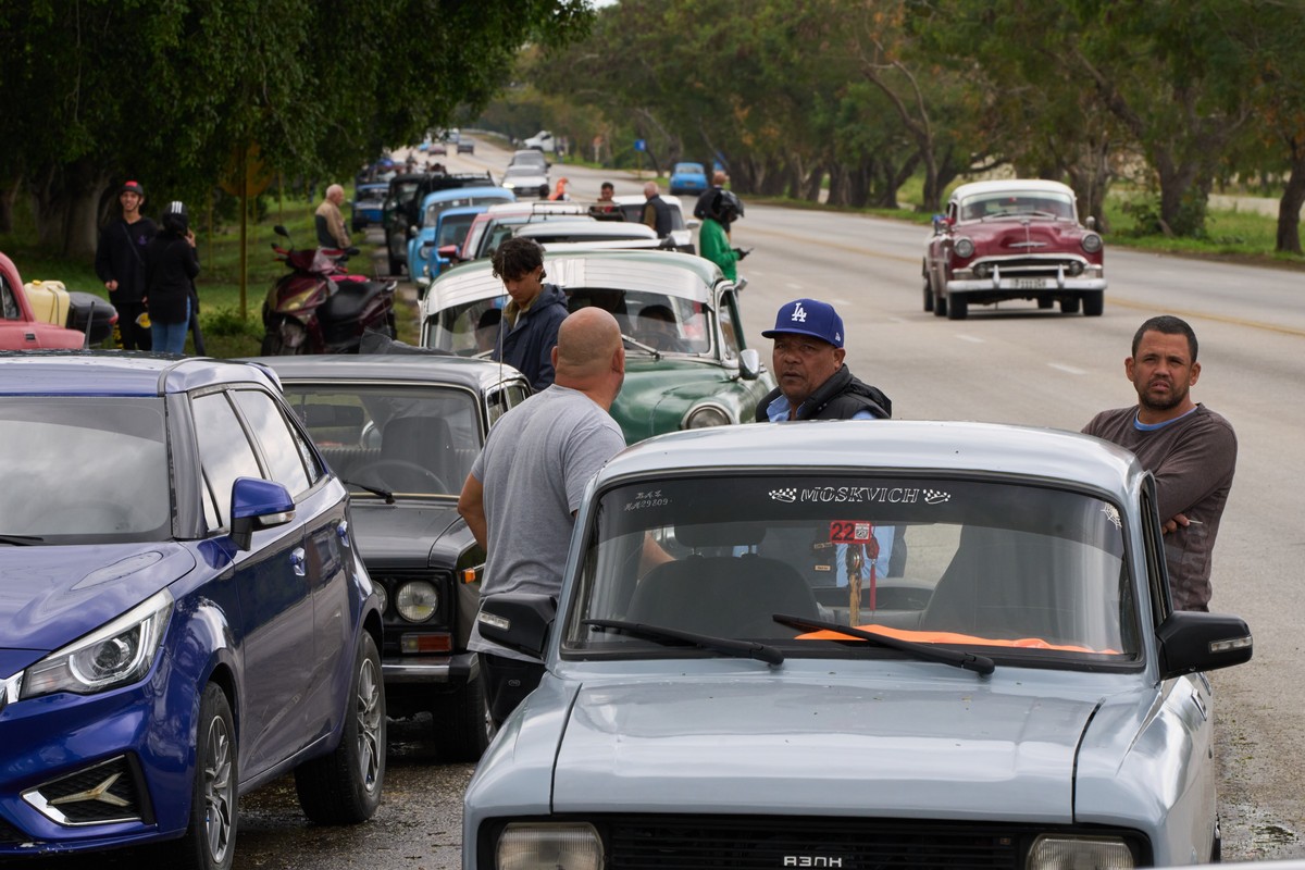 Drivers wait in a long line to enter a gas station in Bacuranao near Havana, Cuba, Friday, Jan. 30, 2026. (AP Photo/Ramon Espinosa)
Cuba Gas Lines